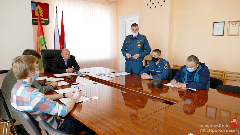 kotovskRU's tweet image. В преддверии праздников в городской администрации Котовска прошла встреча с представителями садоводческих товариществ окружающих город, где собравшимся рассказали об опасности разведения открытого огня как в черте города, так и на территории дач. 
#Котовск #садоводы #безопасность