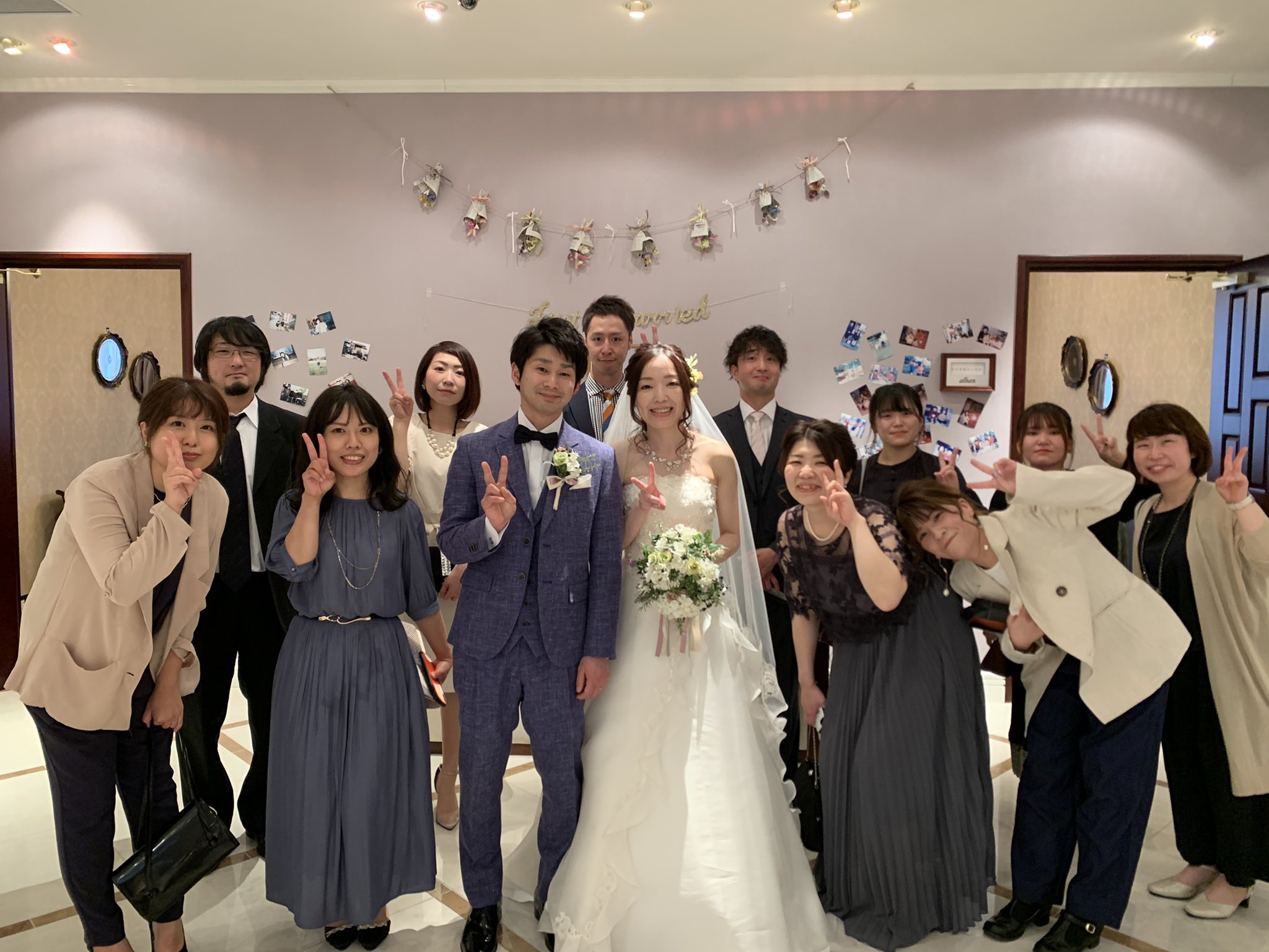 しほ 去年の2月に籍を入れて 7月に結婚式 と意気込んでいたもののコロナのせいもあり延期 いっぱい悩んだ1年でした バンドマンのみんなやいつものライブ友達からも寄せ書きもらってびっくりしてちょっと泣いちゃった こんな状況下でも来てくれた