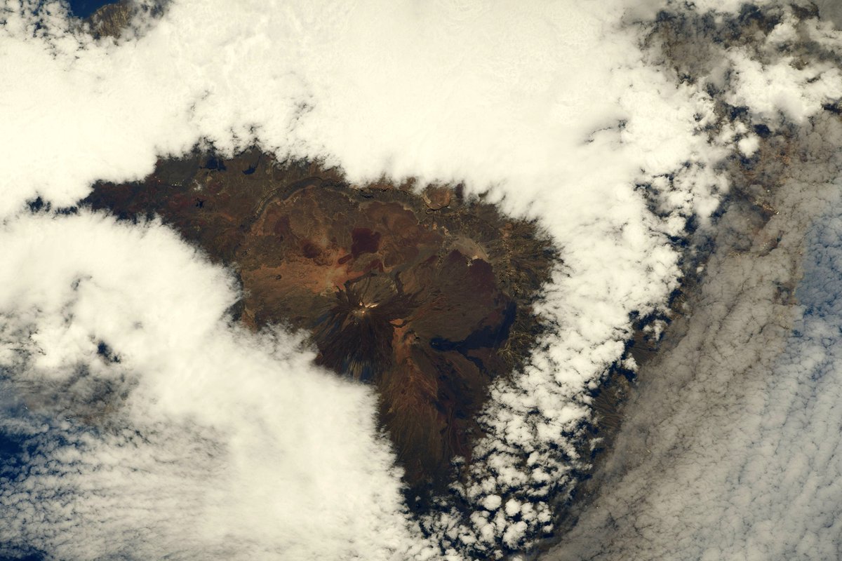 Thom_astro's tweet image. Bat signal au-dessus du Pico del Teide (je crois ?) à Tenerife 🇪🇸, un signe qu’il s’apprête à se réveiller… ? 🤔🌋🦇 Les paysages dessinés par la lave sont toujours magnifiques. #MissionAlpha