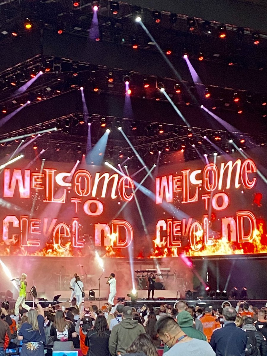 Rachel_Gill18's tweet photo. #NFLDraft IN CLE ⚡️🧡🏈⚡️

The energy in the city this weekend was unmatched. So proud to be part of @CLESports team and watch out city SHINE while taking the stage. #thisiscle https://t.co/1KJpHR8j8N