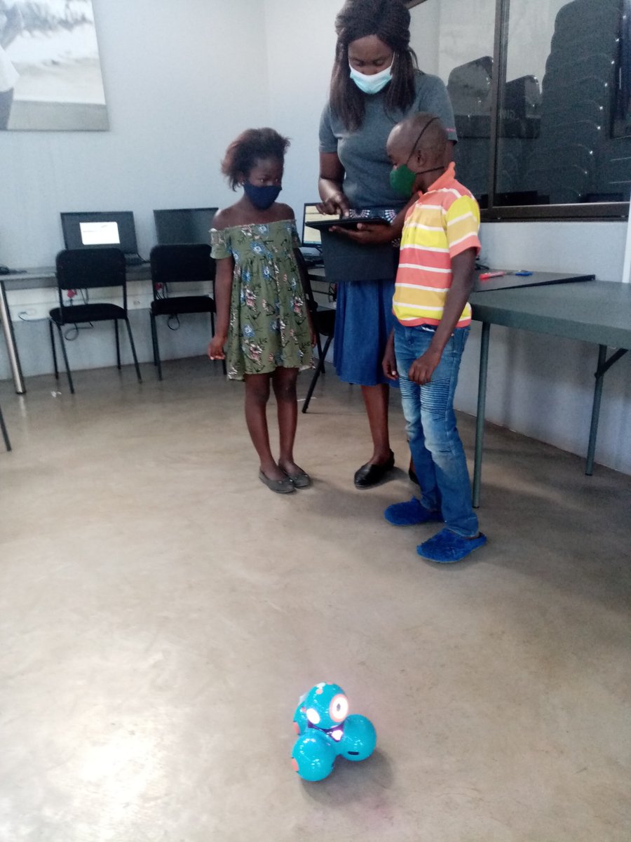 Ngobeni_Gwf's tweet photo. #OpenLearningAcademy afternoon program learners doing Coding and Robotics #OLAPlus @DumphriesDLC @GwfOnline https://t.co/8tK51Gez2Y
