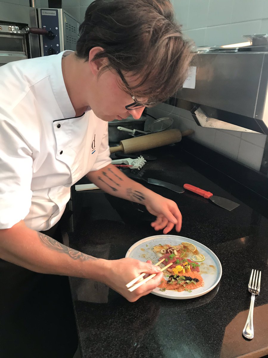 onerKuzu's tweet image. Şef&apos;in son dokunuşu..
#chefs #chefslife #fishcarpaccio