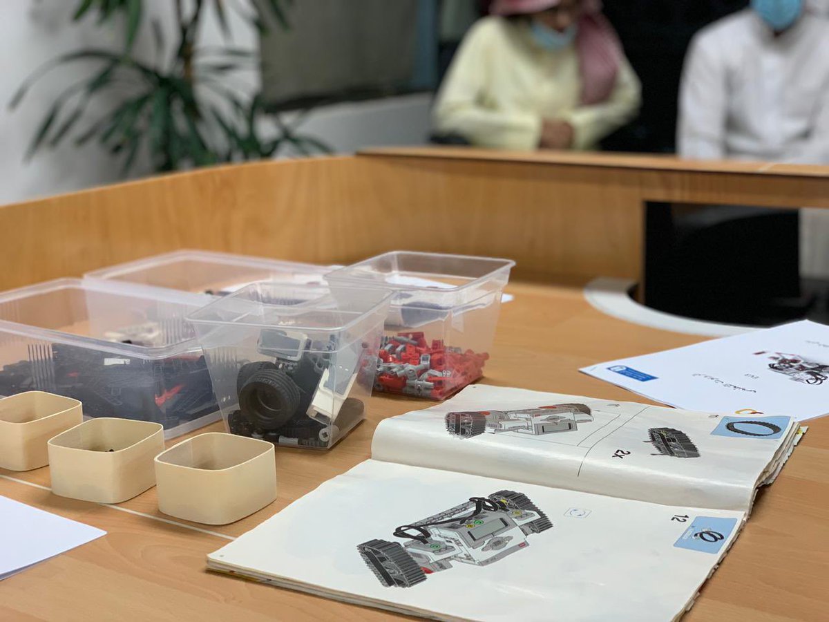Arch_d7m's tweet photo. 5- شرح مبسط للروبوت للطلبه المتفوقين والموهوبين 

في جامعة الملك سعود 

2021/3/10 https://t.co/CQgA1OQqZi