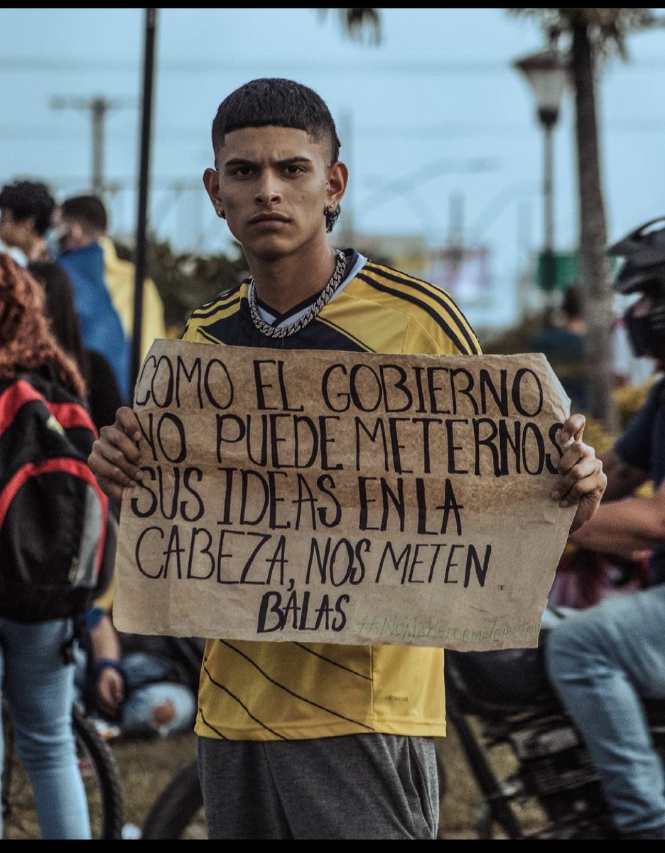 laurita_tweets's tweet photo. Translation: Since the government can’t put their ideas into our heads they kill us instead. #ColombiaEnAlertaRoja #ColombiaSeRespeta #ColombiaSOS ✊🏼🇨🇴 https://t.co/XVSe6uMfAe