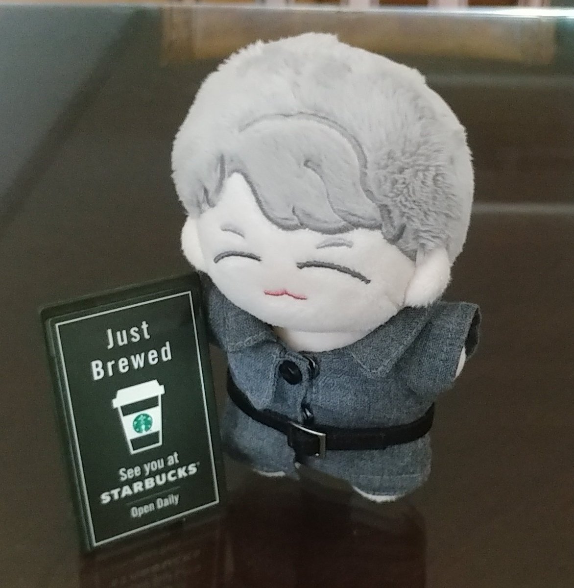 트렌치코트를 입은 현제라네 ͡ ㅅ ͡  . 멜빵바지&amp;코트는 말랑스토어(<a href="/Store_malang/">말랑스토어(썸머햇👒발송완료/신상준비중)</a>)에서 샀어요:)