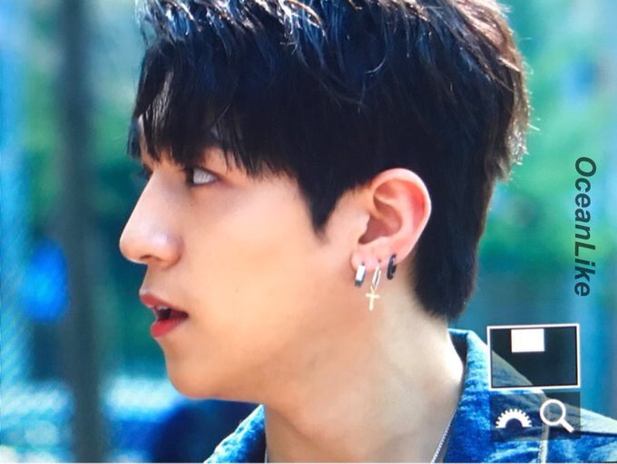 성진이 왼쪽 귀에 피어싱 세 개가 회사에서 너무 멀끔하게 생겼다고 뚫으래서 뚫은 거라는 게 진짜 미쳤거든요 근데 더 미친 건 저렇게 세 개를 뚫었는데도 날티란 1도 없어서 더 미칠 것 같은