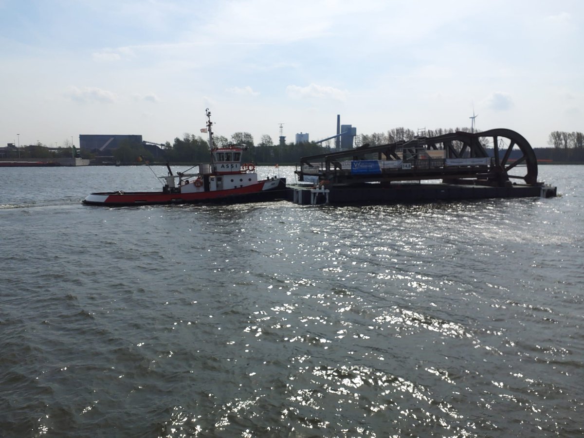 Vlaamsewaterweg's tweet photo. Herstelde brugdek #Meulestedbrug @Stadgent is vertrokken aan het atelier. Morgen wordt ze terug geplaatst. Opgelet! De tijdelijke fietsbrug is morgen 4/5 afgesloten. https://t.co/8dsez6UWS0