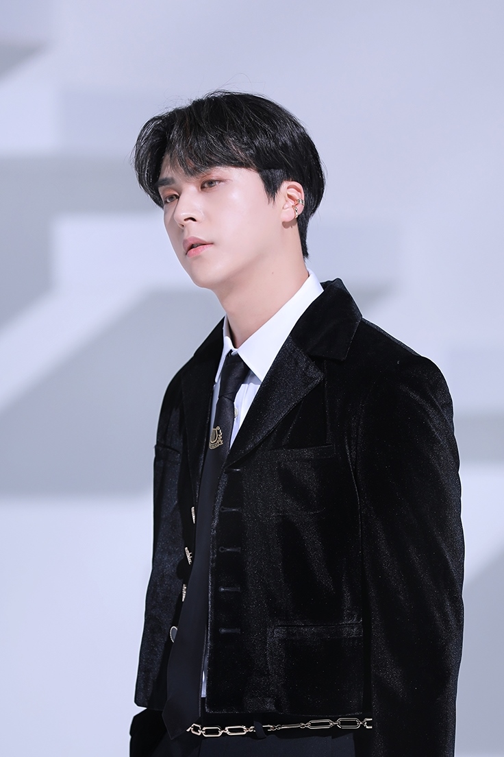 DONGWOONth_'s tweet photo. 🐻เบื้องหลังการถ่ายทำเอ็มวี 'Not The End' ของดงอุนค่ะ

https://t.co/l3ctWTO1Ui

ดงอุนหล่อเท่ เหมือนเจ้าชายจริงๆเลยค่ะ 💜

#하이라이트 #Highlight #NOT_THE_END #The_Blowing  #손동운  @beastdw https://t.co/FIGnHF1q0S