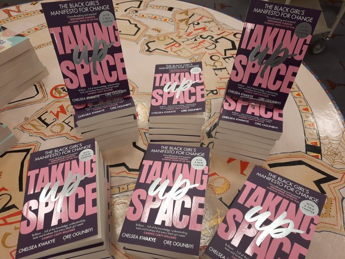 Wendy_Kirk_'s tweet photo. Reasons to be cheerful! We have free @WorldBookNight  books for you to pick up @womenslibrary when we reopen tomorrow 🤗 @OreOgunb @TakingUpSpacebk @Sally_Nicholls Happy reading! https://t.co/xlJJ17BRZz