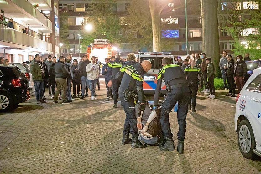 Politie arresteert man die zich verschanst heeft in woning in Soest, buurtbewoners applaudisseren bij arrestatie..