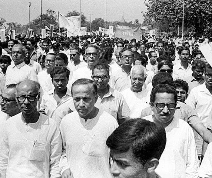 1960s Bengal saw partly organized & vastly participated #FoodMovement which marked the 1st phase of Left politics in state.

In 1959, WB saw a massive food shortage coupled with corrupt Public Distribution System of Congress Govt. Leading from the front was a young Jyoti Basu.