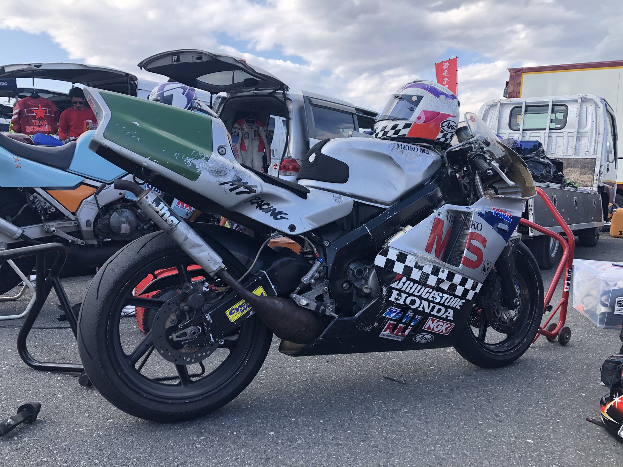 Hrm 11 この2台似てるっしょ ストボン優勝マシン さっき 27年前の俺マシン 雰囲気もそっくりで Nsrとの記憶がリフレインした ストリートボンバーのマシン達は 当時のバトルマシンが忠実に再現されていて 観ていて楽しかった まぼさん Hrm 11 この2台似てるっしょ ストボン優勝マシン さっき 27年前の俺マシン 雰囲気もそっくりで Nsrとの記憶がリフレインした ストリートボンバーのマシン達は 当時のバトルマシンが忠実に再現されていて 観ていて楽しかった まぼさん