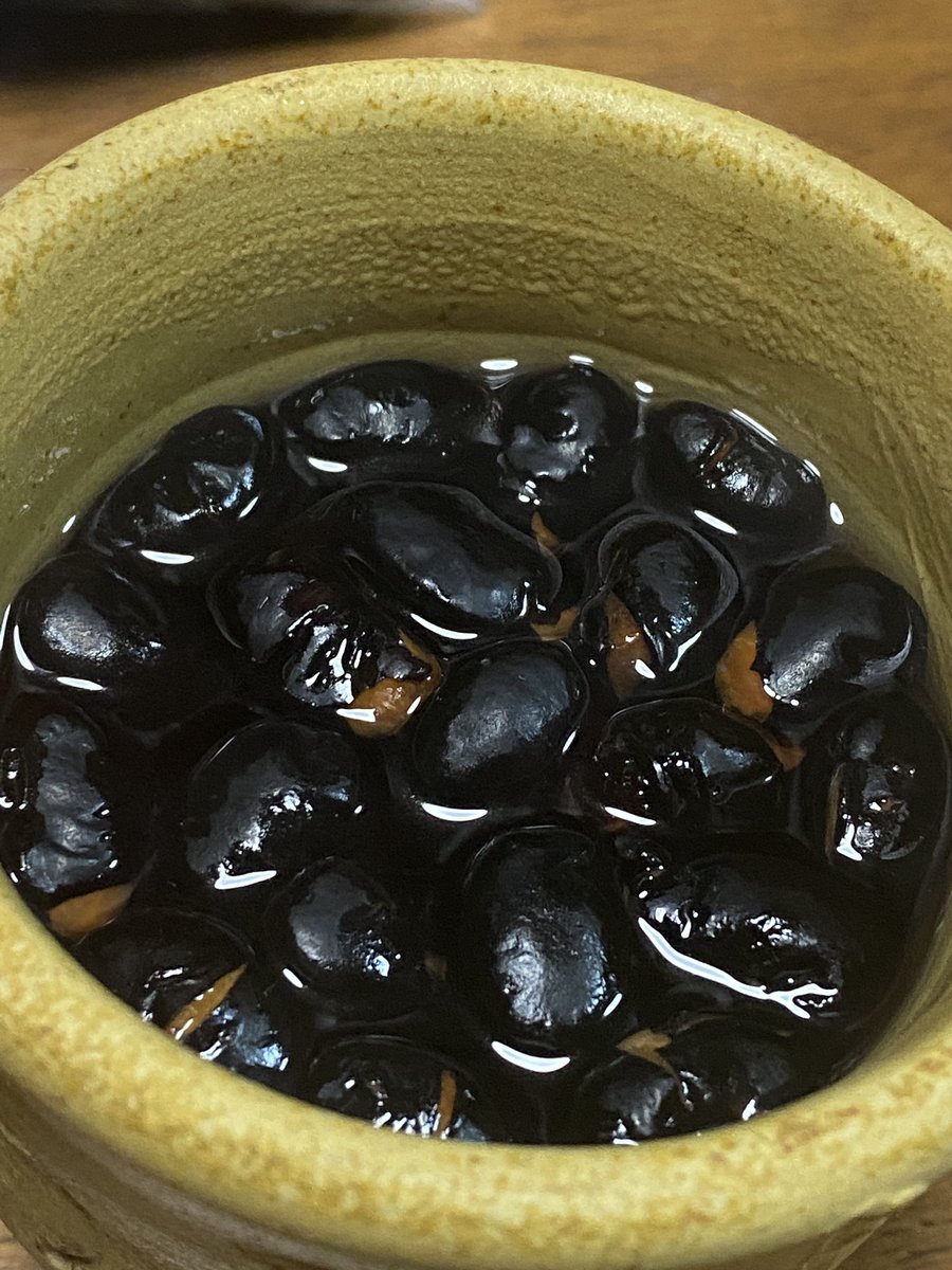 これは黒豆茶
前にどこかで買ってきたものだ、道の駅しもつけだったと思う(白目)

黒豆茶の作り方、これでいいのか(白目)
これ豆のままでもそのままポリポリ食えると思う(白目) 