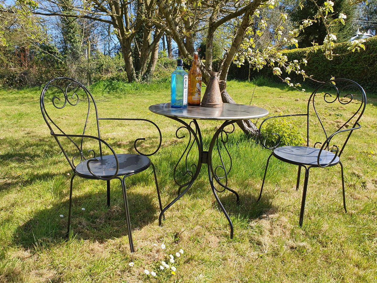 chilling with a cheeky tipple in the garden - the perfect way to spend a bank holiday - cheers!
#bistroset #frenchbistroset #frenchstyle #gardenliving #alfresco #vintagegarden #garden #gardentableandchairs #mygarden #gardendesign #BankHolidayMonday #outdoorliving #gardeninspo