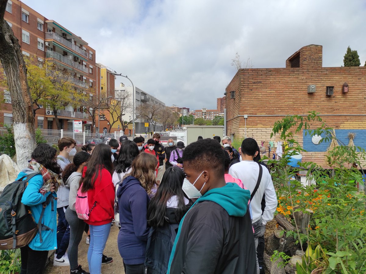 desosong_'s tweet photo. L'alumnat #ApS de l'@ins_laguineueta ha visitat els agents @bcn_noubarris per conèixer  alternatives de consum i projectes comunitaris vinculats al dret a l'alimentació. Han conegut  @CanValent, #Portamalhort, @userda9, @El_Llevat_Coop, #DonesPortenyes, #IaiaMerce 🌱🛍️♻️ https://t.co/VlNBCAzhMK