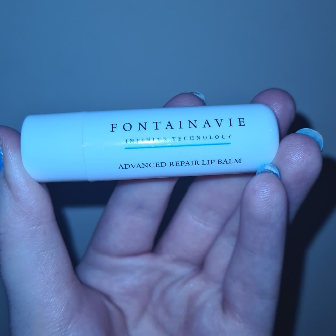 ADVANCED REPAIR LIP BALM ▪️rescue for dry lips ▪️makes them incredibly smooth and silky soft ▪️leaves a pleasant feeling of nourishment and hydration ▪️protects against negative effects of UV radiation ▪️contains hyaluronic acid that plumps lips ▪️for everyday use