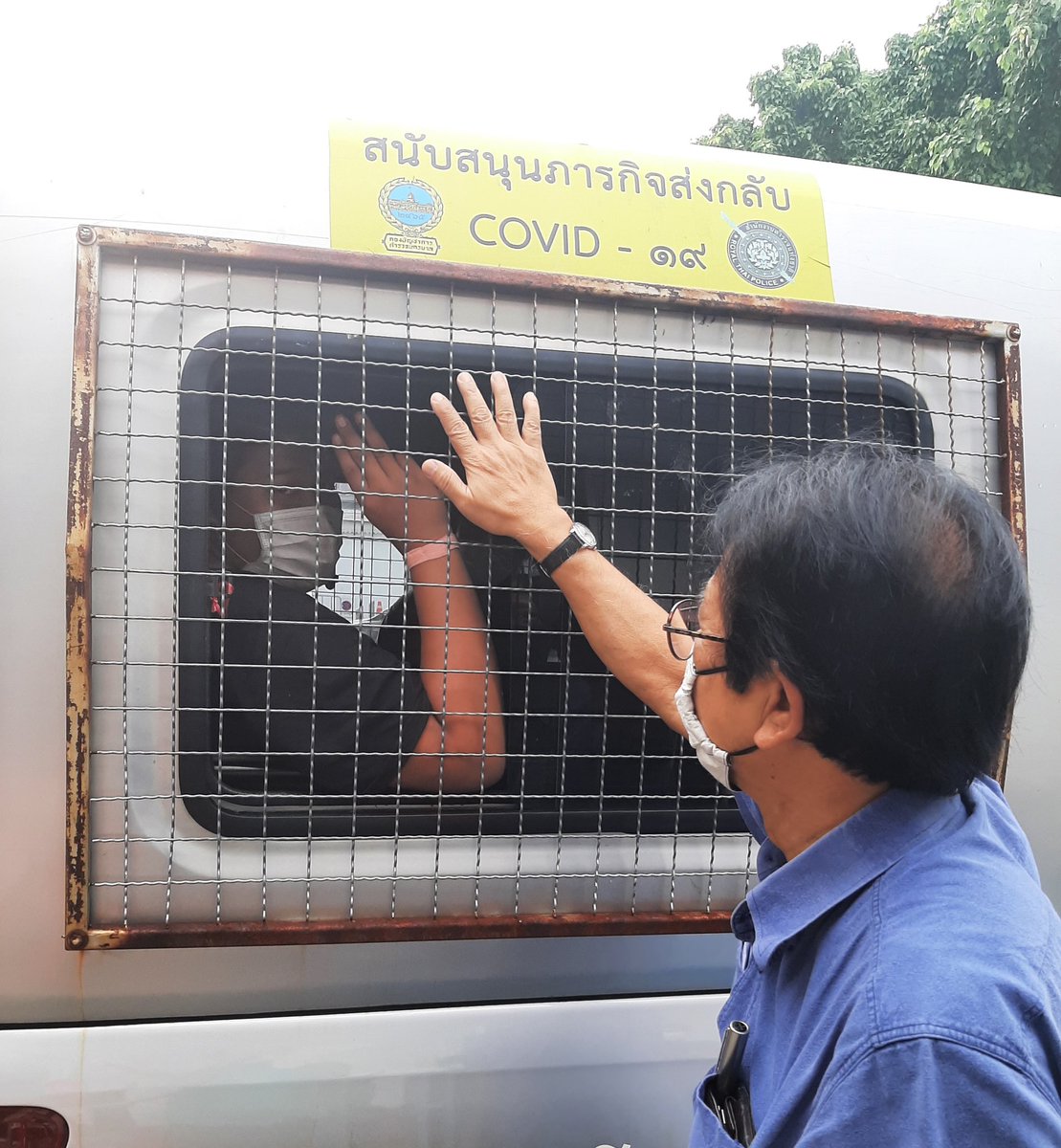 TSererak's tweet photo. พลอยกับซีไม่ได้รับการอนุญาตให้ประกันตัว ถูกนำตัวจากสน.พหลโยธินไปคุมขังที่เรือนจำฯ
#ม็อบ2พฤษภา  #ปล่อยเพื่อนเรา 
#ผนงรจตกม https://t.co/QhK7YqyDWG