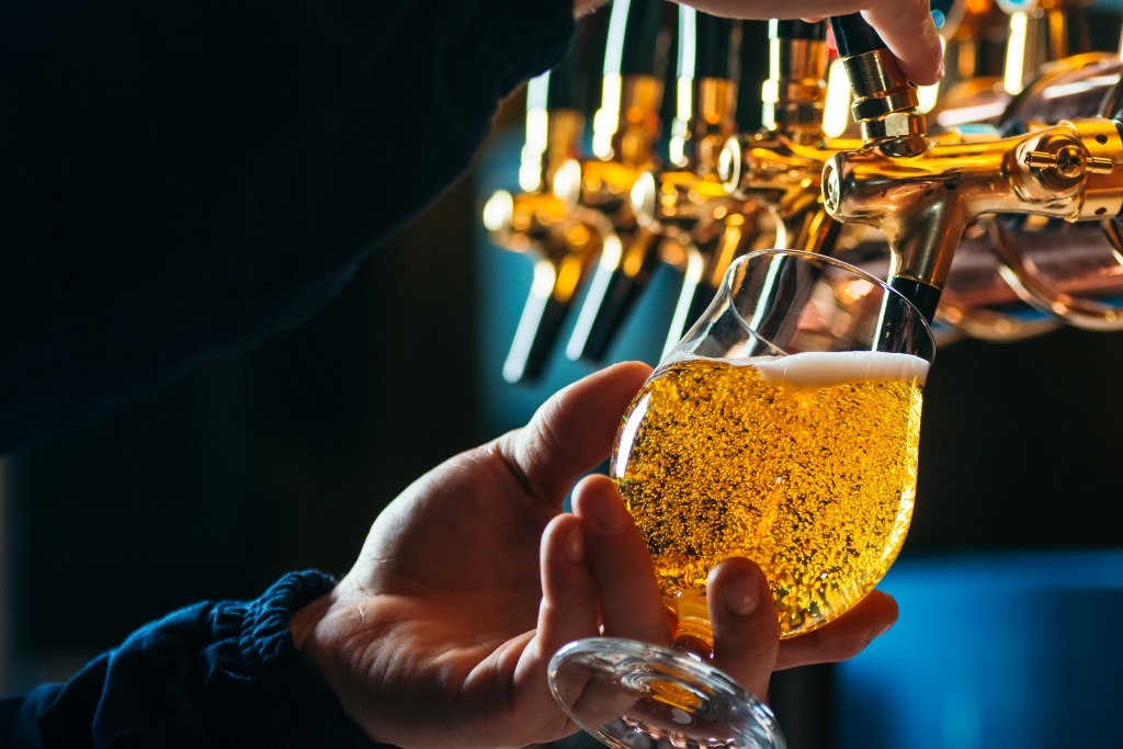 CGA_insights's tweet photo. “Cask ale drinkers have badly missed their time in pubs and bars this year, and they can be a powerful driver of the On Premise’s reopening,” says Jonathan Jones, Managing Director: GB &amp; Ireland. 

Read more at : https://t.co/wt8Z79vOTm https://t.co/MrwqfbUISk