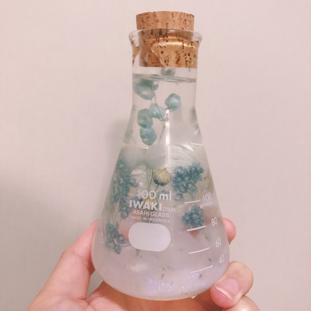 sonata1739's tweet photo. ナウシカのイメージで作りました🌱
胞子や腐海の植物たちなど…
青と白のハーバリウム⚗️ https://t.co/umALIIHKqi