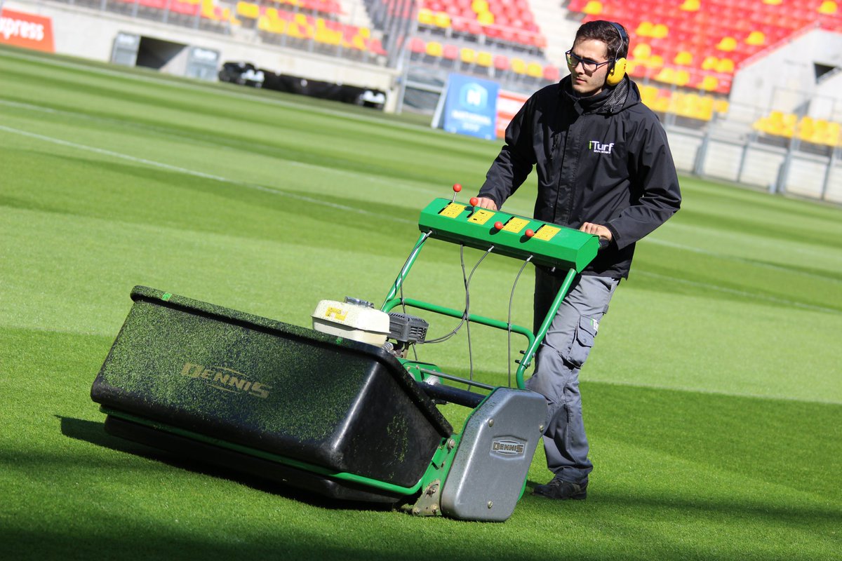 SMMarvingt_off's tweet photo. #RectangleVert | Avec 2⃣ matchs @LEMANSFC en 4⃣ jours, les #groundsmen @iTurfManagement du MMArena s'affairent ! 🏟️🌿 https://t.co/s9Cf5ibBJG