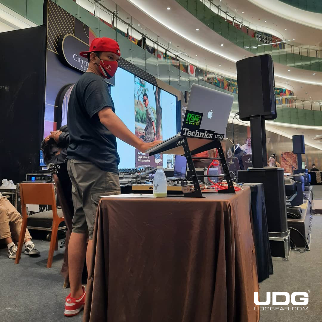udggearcom's tweet photo. The functional UDG Ultimate Laptop Stand by @shortkutz19 @UDGIndonesia
#UDG #UDGGEAR #Deejay #UDGIndonesia #DJLIFE #UDGonTheRoad #DJonTour #UDGReGram #day2 #event #fashionshow #fashionaftereffect #nextmodelmanagement #ciputraworldsurabaya #djstyle #djshortkutzid #rane #ranedj https://t.co/jiDahEANYr