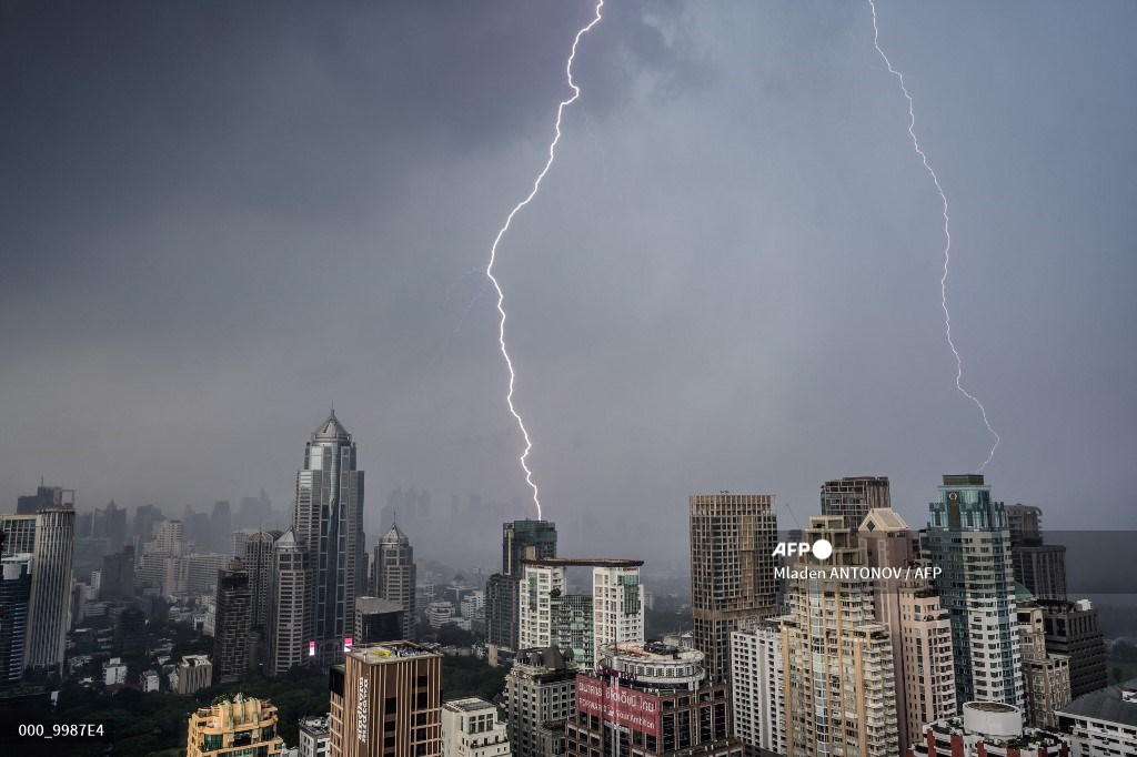 AFP Photo (@afpphoto) on Twitter photo #Thailand - Lightning bolts strike buildings during a thunderstorm in Bangkok. #AFP
📸 <a href="/AFPMladen/">Mladen Antonov</a> #Thailand - Lightning bolts strike buildings during a thunderstorm in Bangkok. #AFP
📸 <a href="/AFPMladen/">Mladen Antonov</a>