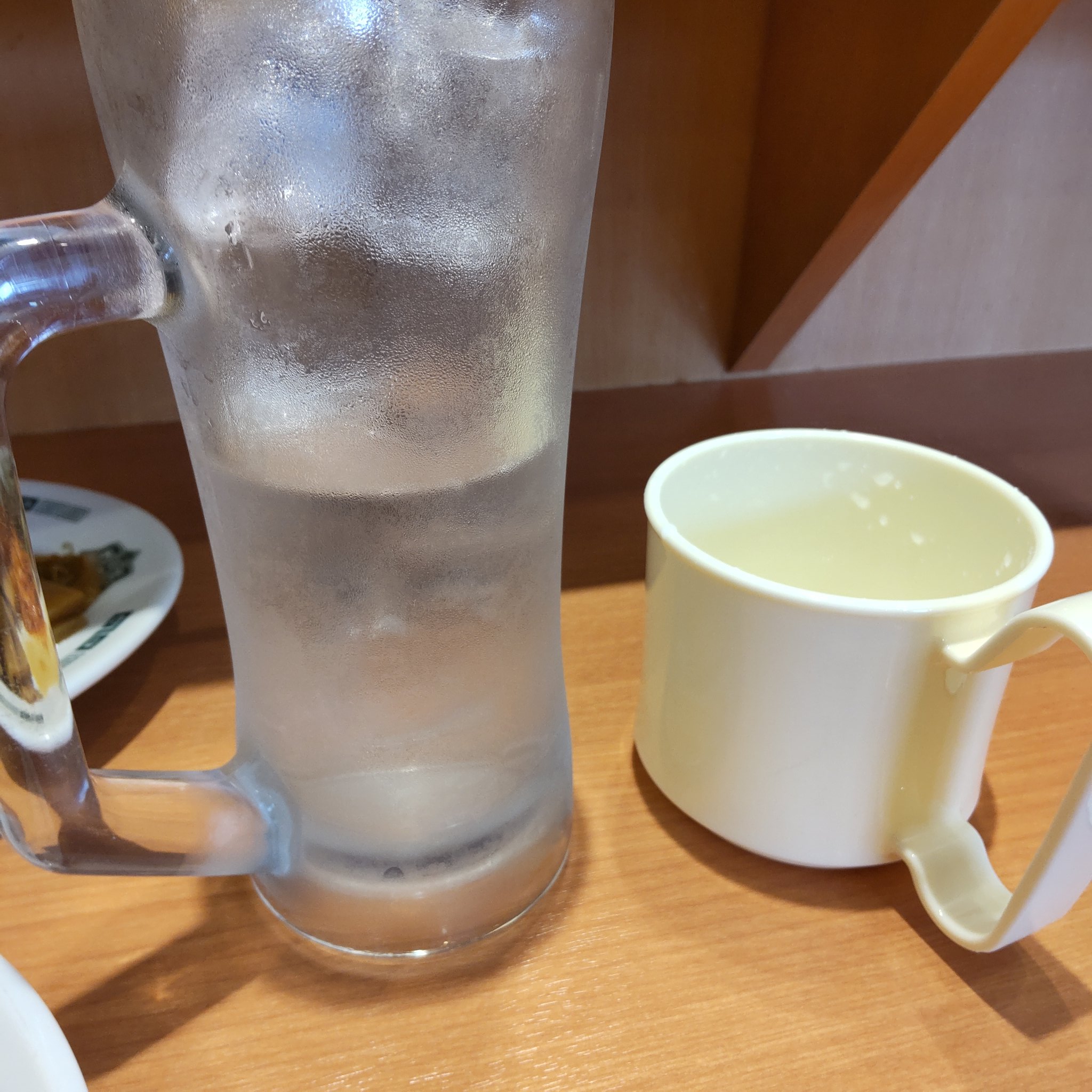 R おかわりウォッカ 中 2 日高屋のナカは幼稚園児が歯磨きする時のコップみたいので出てくるよ 氷も入ってる 空いたグラスに注いでみるとセットでもらった時と同じ量になる もちろんチェーン店だからちゃんと量が決まってて測ってるんだろう 日