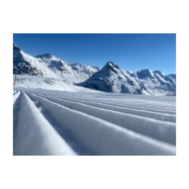 dFoodArt's tweet photo. 🏔🇨🇭⛷
perfect white carpet for perfect start into a new week.
see you in october again #seasonopening #ski #seasonend
@EngadinStMoritz #diavolezza @Graubunden @MySwitzerland_e #thankyou #swiss #snow #mountains #dsupplementoflife #switzerland #inlovewithswitzerland #happy https://t.co/T6lQlHlupl