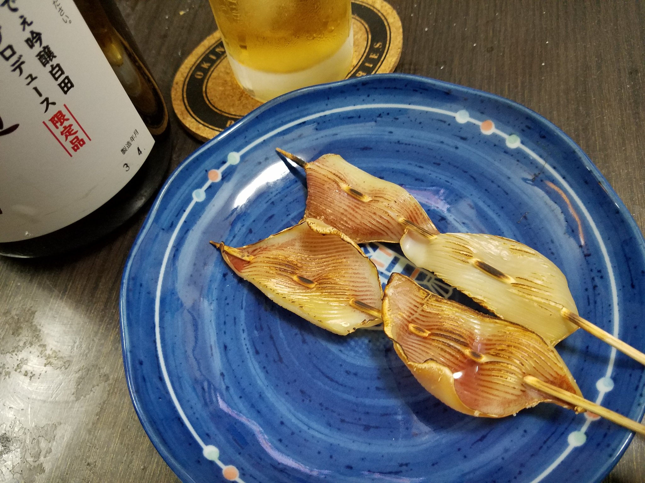 でぇ吟醸白田 ゲソとエンペラを串打ちして焼いた ゲソは刺身用で軽く茹でてバーナーで炙る 甘辛ダレを作ろうとしたら醤油が無くてナンプラーで代用 すんごい部屋臭くなってやんの 呑めるねぇー おつまみ 家飲み お酒 イカ ゲソ エンペラ