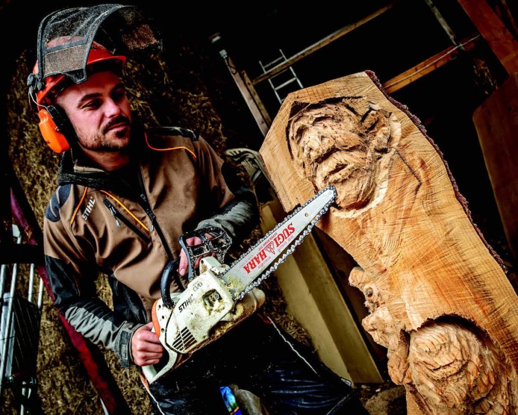 TheSussexGuild's tweet photo. #mondayspotlight #simonGroves. Having discovered the world of the #chainsawartist in 2011 Simon produced his 1st piece, carved initials for his sister’s wedding, this has now developed to a larger scale having produced many public commissions see more here https://t.co/7NSa3rOYcj https://t.co/4sqaRVosD3