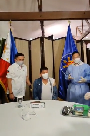 ABSCBNNews's tweet photo. LOOK: President Duterte receives Sinopharm's COVID-19 vaccine. The shot was administered by Health Sec. Francisco Duque III. https://t.co/PfuSJyT0mN