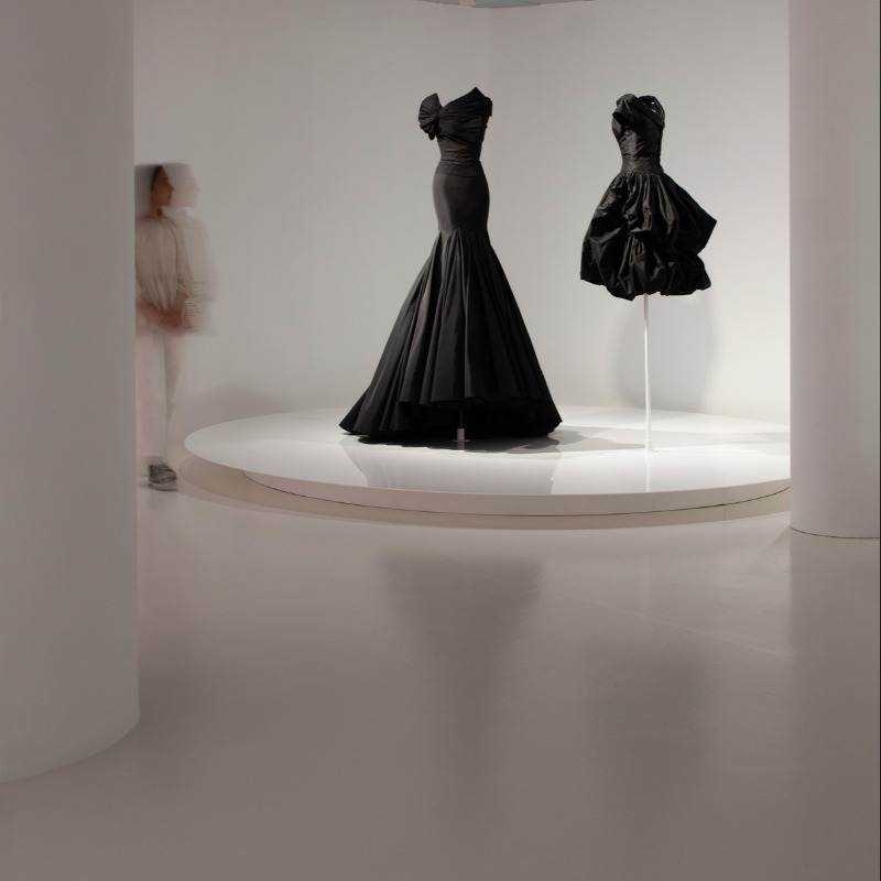 museobalenciaga's tweet photo. “Alaïa y Balenciaga. Escultores de la forma” pone de manifiesto inesperadas coincidencias, así como algunas hermosas diferencias entre los trabajos de estos dos grandes couturiers. Unas y otras nos recuerdan el legado atemporal y la contribución de ambos a la historia de la moda.