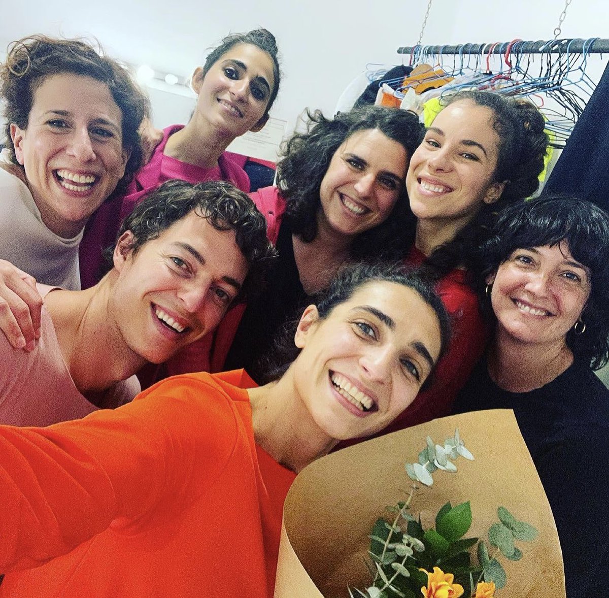Hace unas semanas de nuestra despedida de “La Excepción y la Regla” en nuestro hogar de Madrid  @teatrodelbarrio . ¡Muchas gracias por acogernos tanto! 💛
Gracias a todo el equipo y a todas las personitas que han pasado, sumado y aportado a este viaje . 
💛