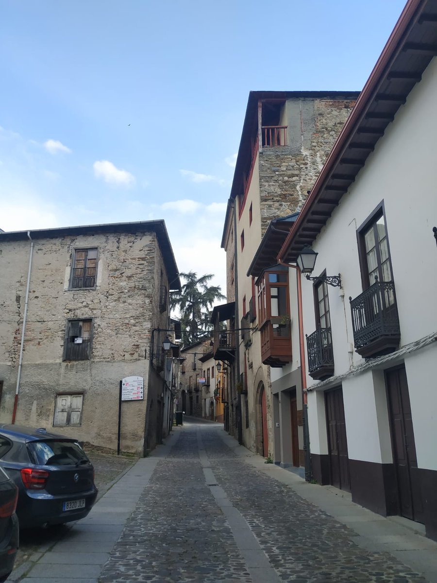 Modolibre_'s tweet photo. @inesprada__ nos envía estas fotos desde Villafranca del Bierzo (León): del Convento de San José (1), su Iglesia de San Nicolás el Real (2), la Colegiata de Santa María (3) y la calle del Agua (4). Parece que se ha detenido el tiempo😍 ¡Turismo rural de calidad! #YoVoyModoLibre https://t.co/wTdMxvD0Qz