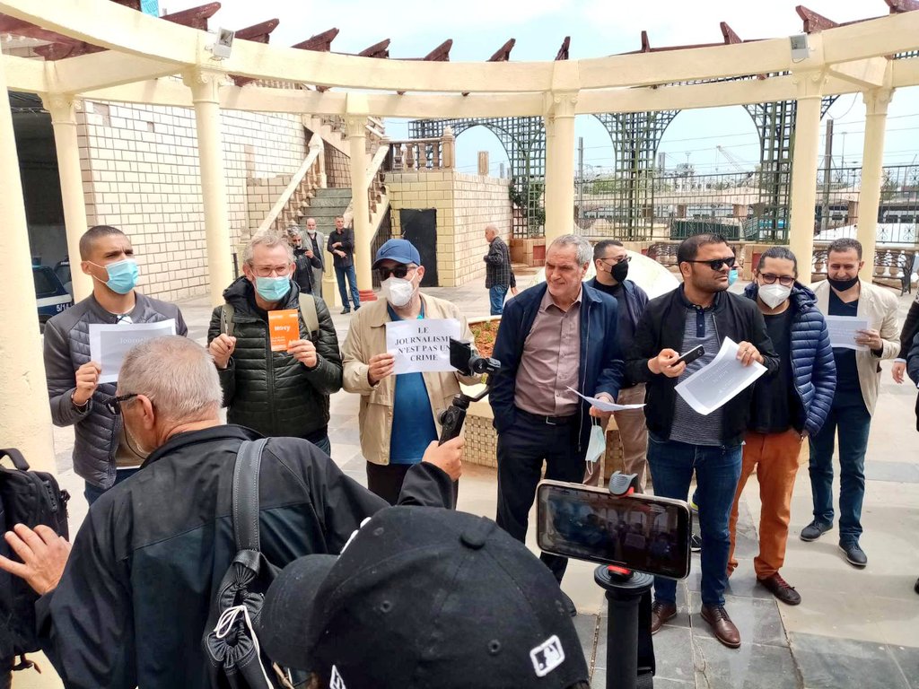 #JourneeMondialeDeLaLiberteDeLaPresse  : 
Rassemblement  à #Alger des journalistes  pour  exiger le respect du droit d'exercer  librement ce  metier ..Un Sit-in en soutien à notre confrère de Liberté #Rabah_Kareche  actuellement en prison. 
#JournalismIsNotACrime 
#Algerie
✌✌