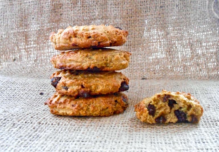 Choclette8's tweet photo. A recipe for some rather delicious chocolate chip avocado cookies. As you can probably tell by the title, they’re made with avocado rather than butter and are thus dairy-free. #DairyFreeCookies #AvocadoCookies #RecipeOfTheDay https://t.co/Qc4Ez5X7Fr https://t.co/kC8JaStZJk