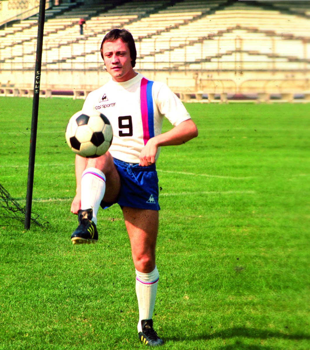 Découvre l'histoire de l'Olympique Lyonnais et de ses maillots vintages sur notre site ! On te retrace l'histoire de l'OL 😍 L'histoire de l'Olympique Lyonnais 👉 bit.ly/3xBocOa Nos maillots rétro 👉 bit.ly/2Q0cewQ