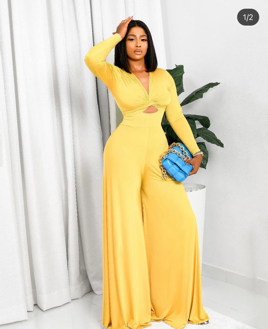 Mz_hawti's tweet image. Jumpsuit and 2 piece set available 

Jumpsuit is 15,000 Naira 
2 piece set : 11,000 Naira 
To view more sophisticated dresses and 2 piece sets check my IG page 
instagram.com/p/COV4jlinH_R/…