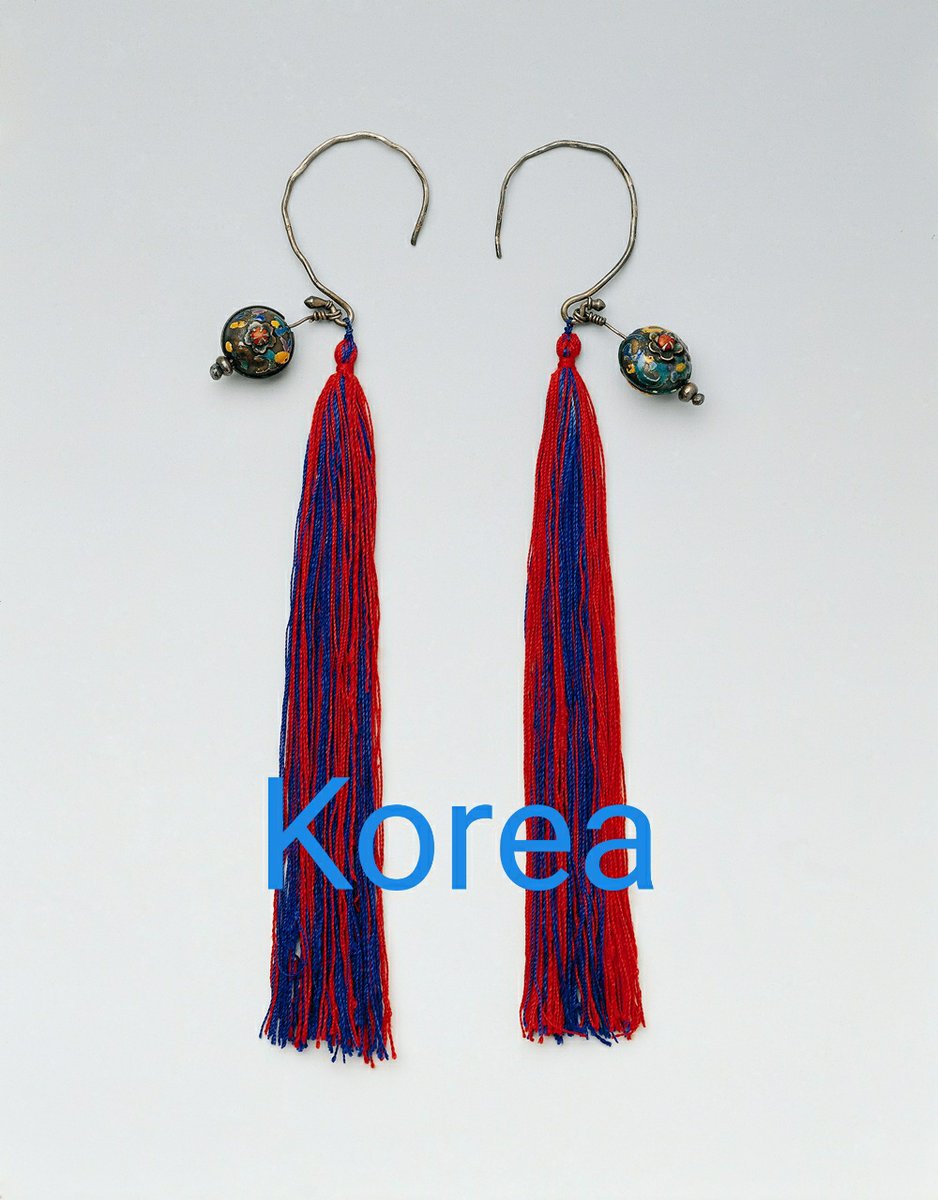 where__r__u's tweet photo. You can tell that Yoongi is wearing earrings. Korea wore earrings regardless of gender from the Three Kingdoms(goguryeo, beakjae, silla) Period to the mid to late Joseon gwigeol-i are piercing ears and gwigoli are not piercing. No. 2, 3, and 4 are real relics. https://t.co/dzWbLZc0Ru