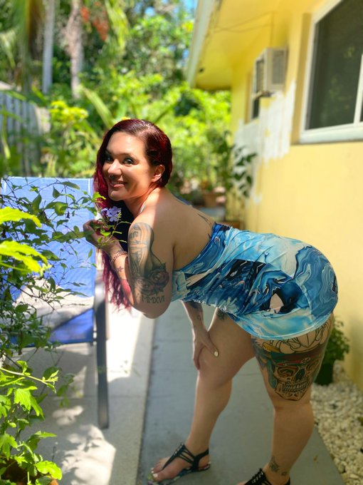 Smile bitch it&rsquo;s Monday! 💙🌸 https://t.co/tSchi4r7fR