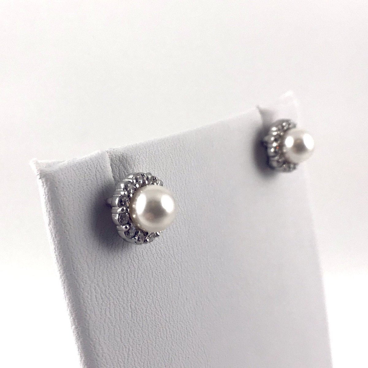 CPearl2020's tweet photo. Silver Crystal Pearl Earrings  #etsy #wedding #vegangift #swarovskipearl #sterlingsilver #pearl https://t.co/g4VdRqMh1E https://t.co/YTLSBBRq8Y