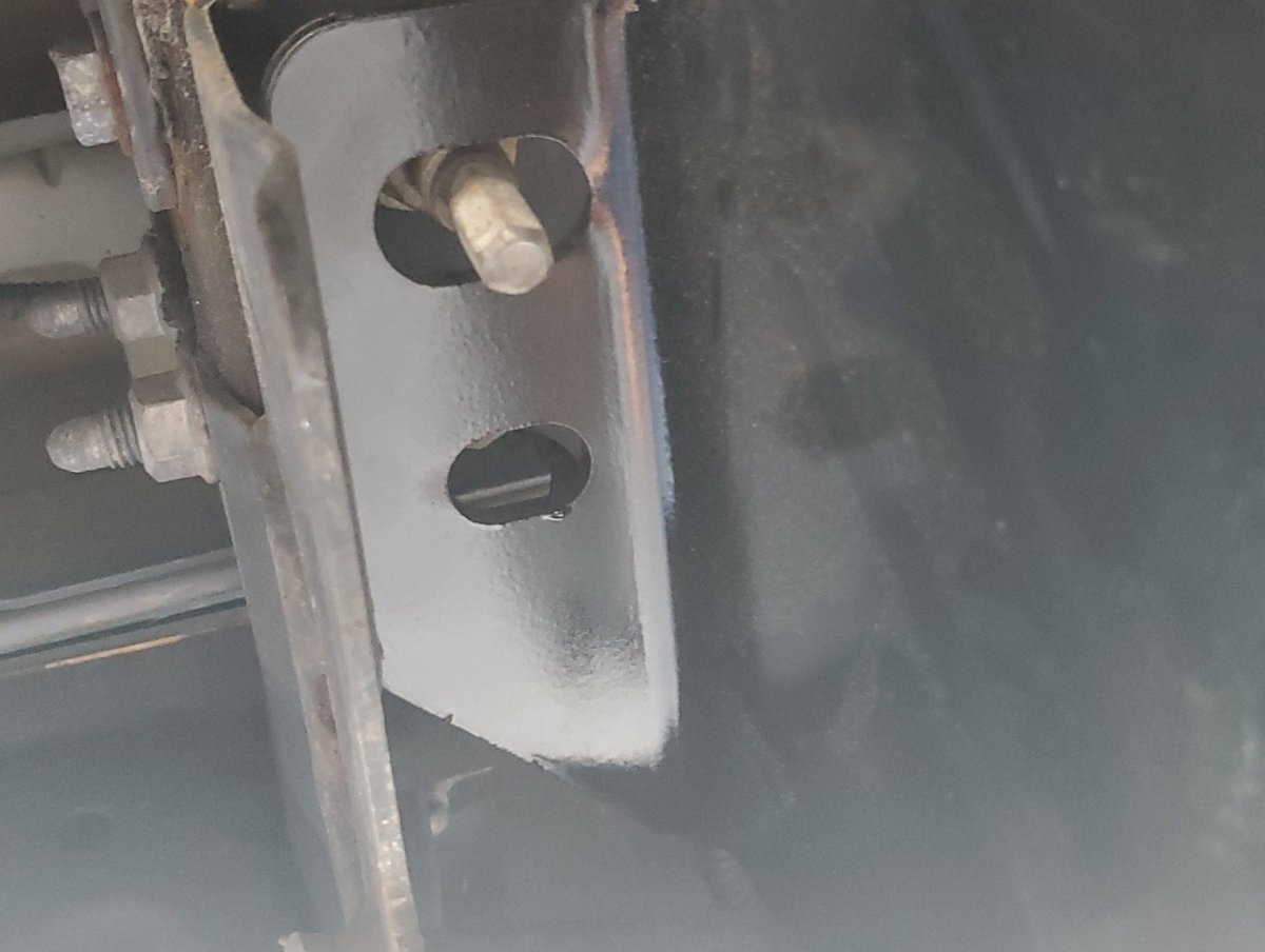 ralphyboy118's tweet photo. @uhaul Almost took me, the wife and daughter out this weekend. Not one qualified technician caught this. 4 bolts vs. 8 to do a complete install. #Accountability https://t.co/U7GKmkDNur