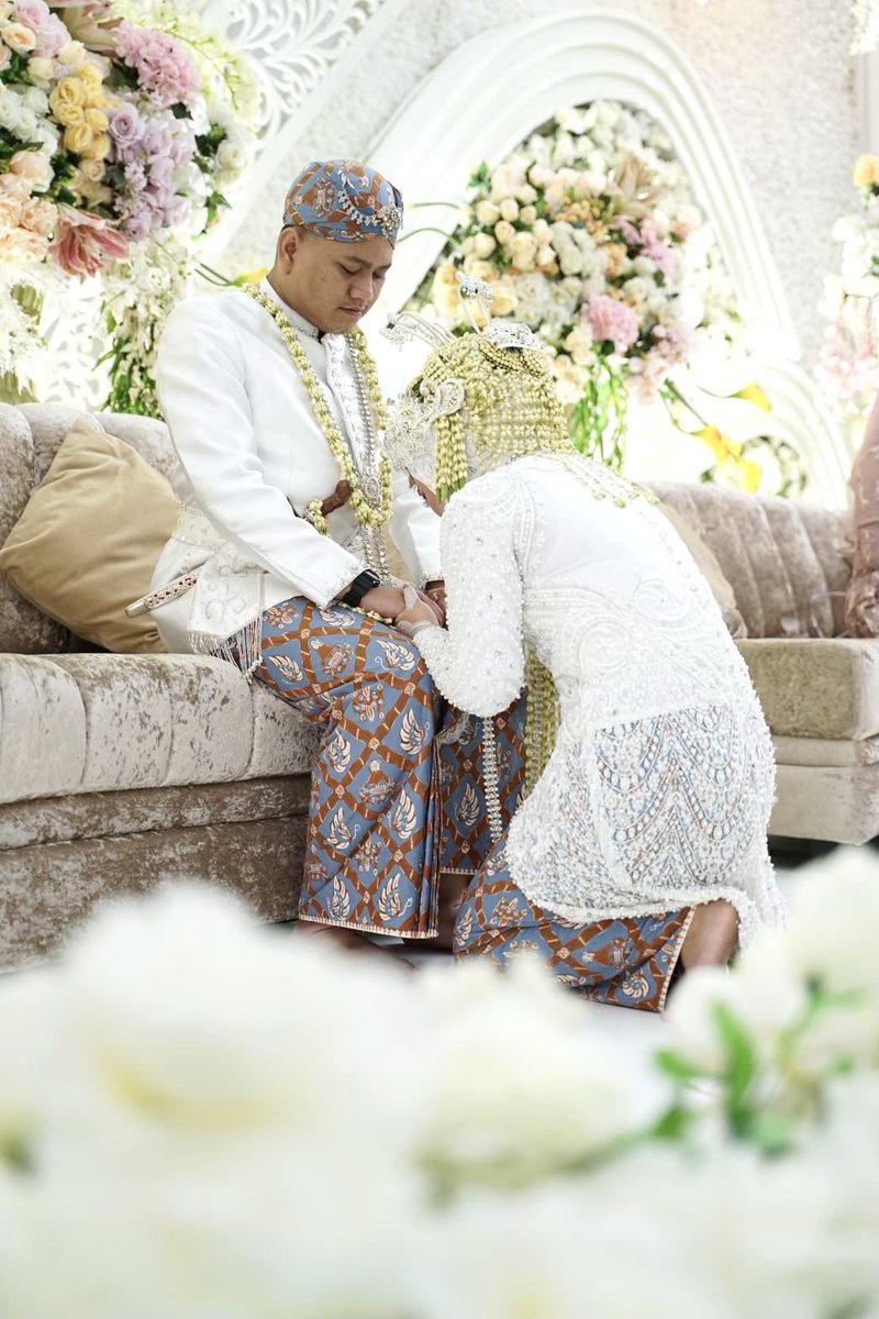 niraptri's tweet image. Masi inget bgt rasanya sungkem pertama kali ke suami. Rasa sayangnya nambah beribu2 kali lipat wkwk