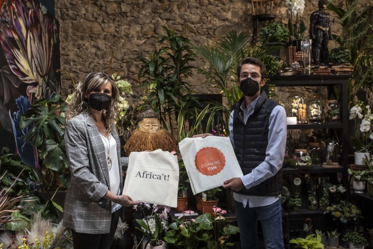 TGNAjuntament's tweet photo. 📢 La Conselleria de Comerç presenta el festival d'art 'Africa't!'.

🛍️ L’esdeveniment, iniciat aquest dilluns, convida a conèixer l’art tradicional africà visitant diferents comerços de la ciutat. 

📸 Manel R. Granell.

ℹ️ https://t.co/l63ir5GAdM https://t.co/gdJRTbsW7C