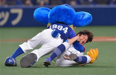 動画 Youtuberトクサンが始球式で大乱闘 ドアラに死球でドアラがトクサンを羽交い締め まとめダネ