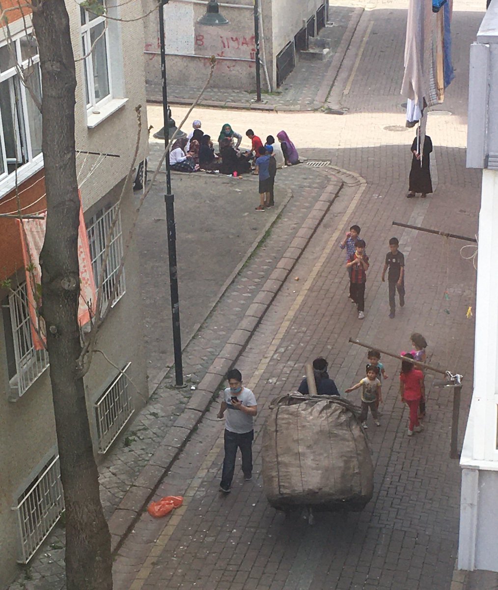 Kaldırıma kilim serip, mahallecek oturursanız, sokağa çıkma kısıtlamasından muaf olabilirsiniz! Yanılıyor muyum? <a href="/TC_icisleri/">T.C. İçişleri Bakanlığı</a> <a href="/EmniyetGM/">Türk Polis Teşkilatı</a> <a href="/zeytinburnubld/">Zeytinburnu Belediyesi</a>