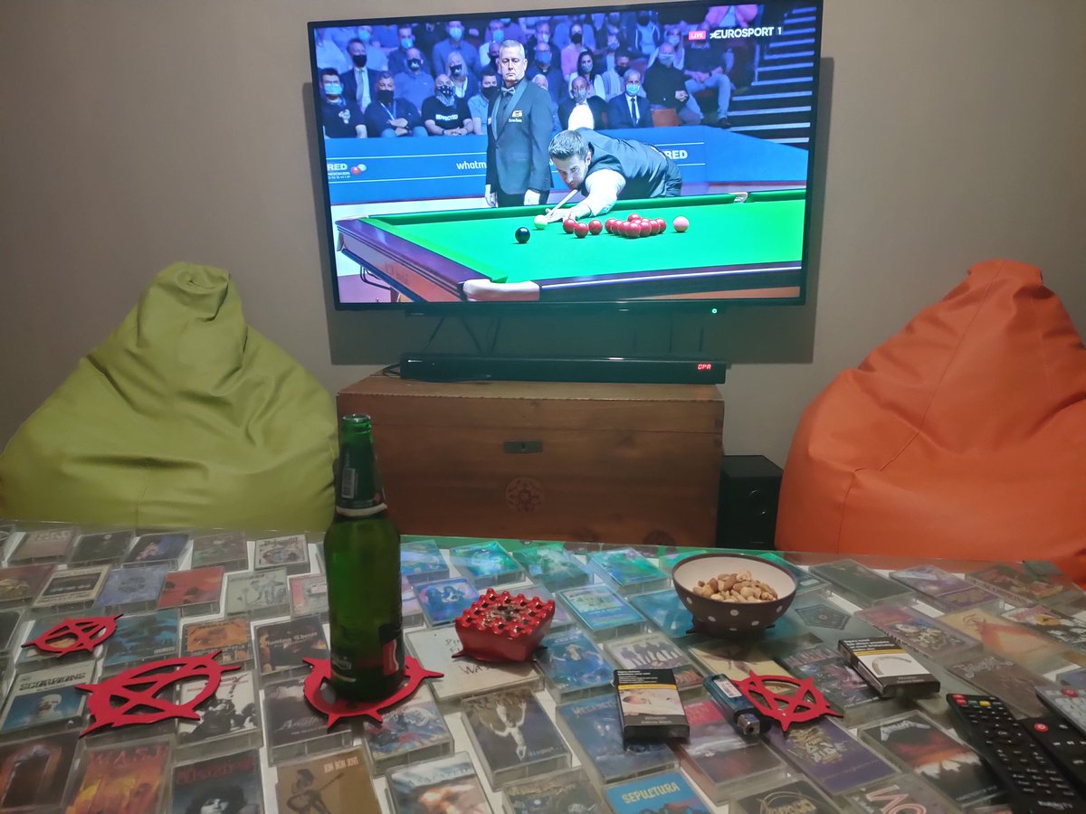 siyahis's tweet photo. #snooker izleriz, biramızı içeriz. https://t.co/7i29WRrElH