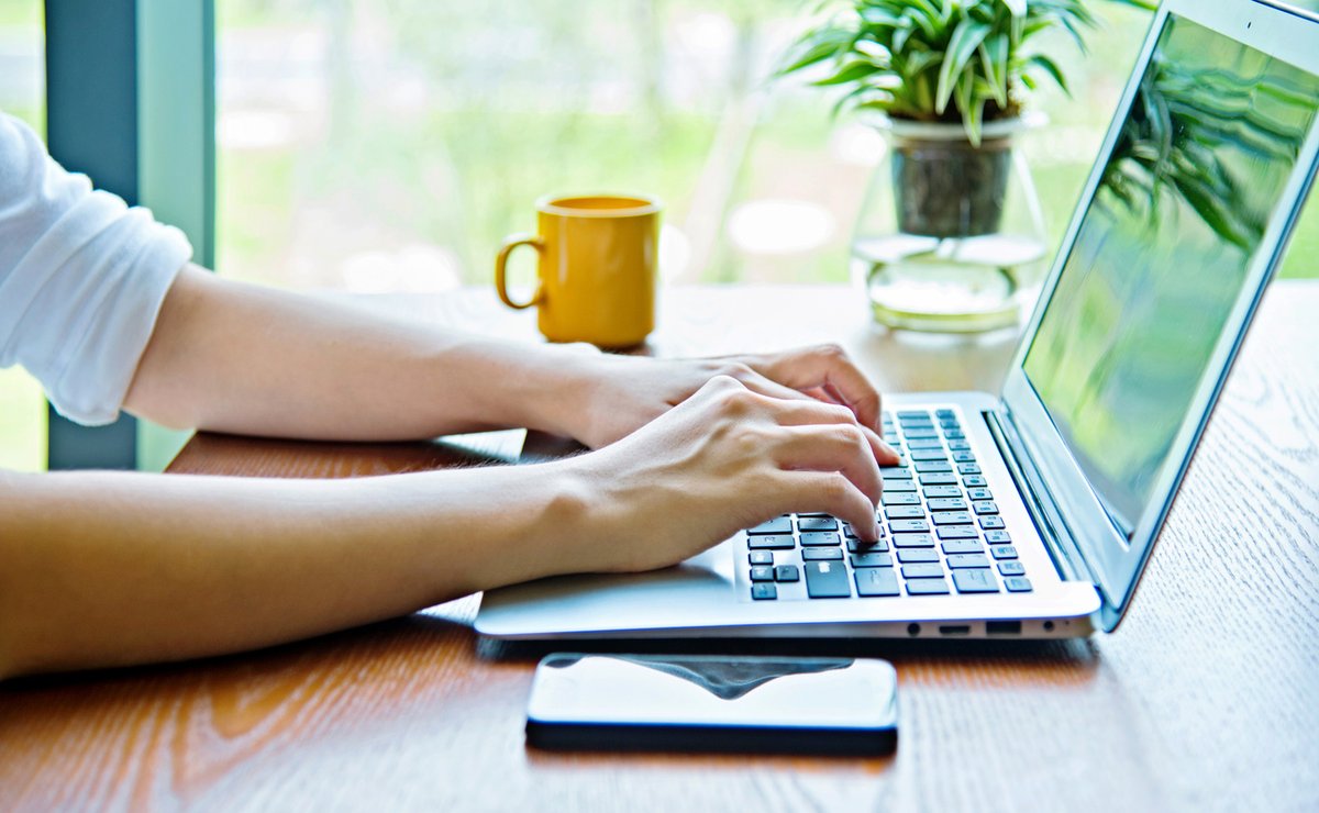 TELUS's tweet image. Less than 48% of Canadians feel confident in knowing they have enough information to protect their personal privacy online. Test your #PrivacyAwarenessWeek know-how with a #TELUSWise quiz: telus.com/en/wise/parent…