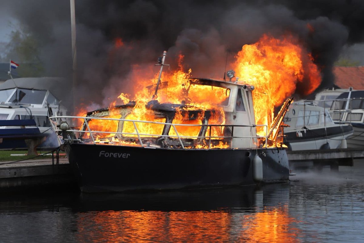 Drie gewonden bij explosie op bootje in #Burgum Meerdere ambulances, brandweer en de traumaheli zijn ter plaatse. Later meer informatie en foto's op..
