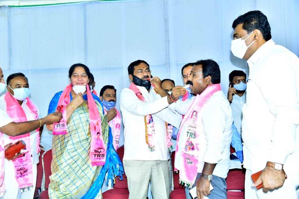 ArooriRamesh's tweet photo. వరంగల్ నగర అభివృద్ధిని కాంక్షిస్తూ @trspartyonline కి తిరుగులేని విజయాన్ని అందించిన ఓటరు మహాశయులకు, కష్టపడి పని చేసిన కార్యకర్తలకు, నాయకులకు ధన్యవాదాలు.ప్రజలు మా పట్ల పెట్టుకున్న నమ్మకాన్ని నిలబెట్టుకుంటూ,మరింత బాధ్యతతో పనిచేస్తాం.
#GWMCElections #GwmcWithTRS #KCR #TRS https://t.co/iLTqOZ4n32